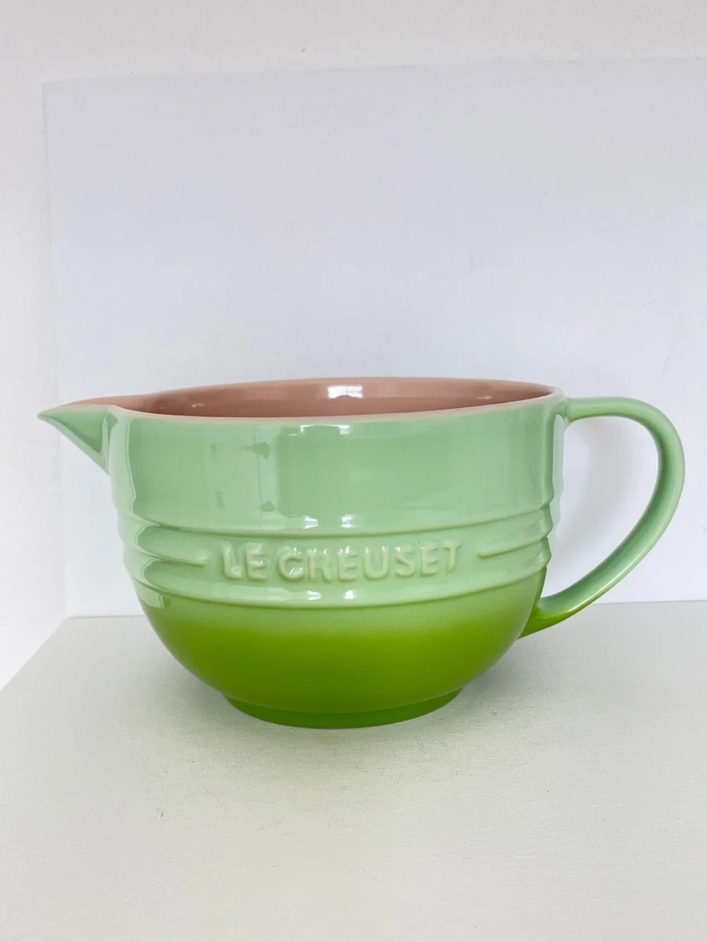 Le Creuset Kiwi Ombré 2 Qt Stoneware Batter Bowl w/ Spout Discontinued